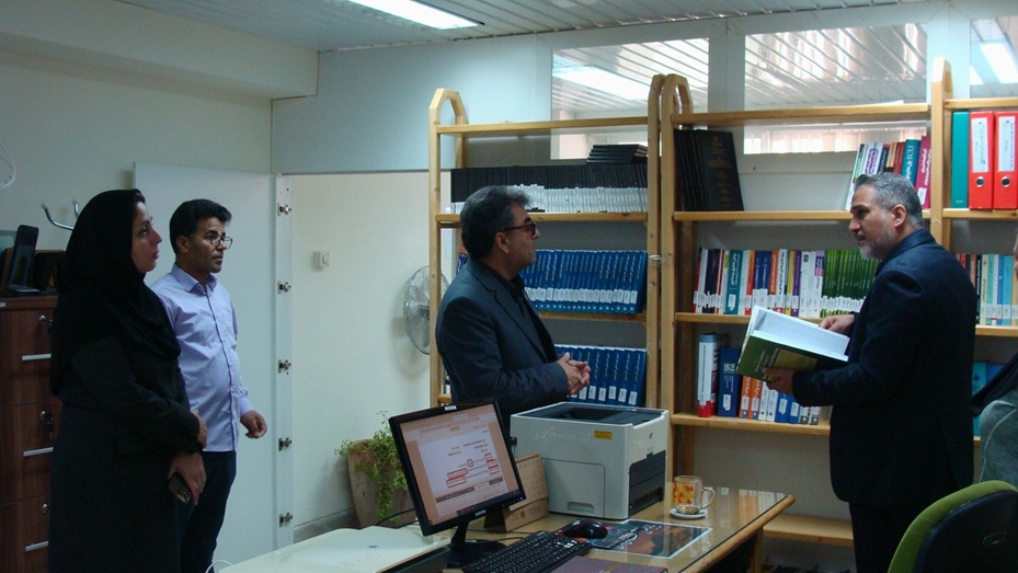 بازدید ریاست دانشگاه از کتابخانه مرکزی پردیس آموزشی و پژوهشی